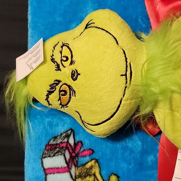 NWT The Grinch hugger and throw set - Picture 2 of 3
